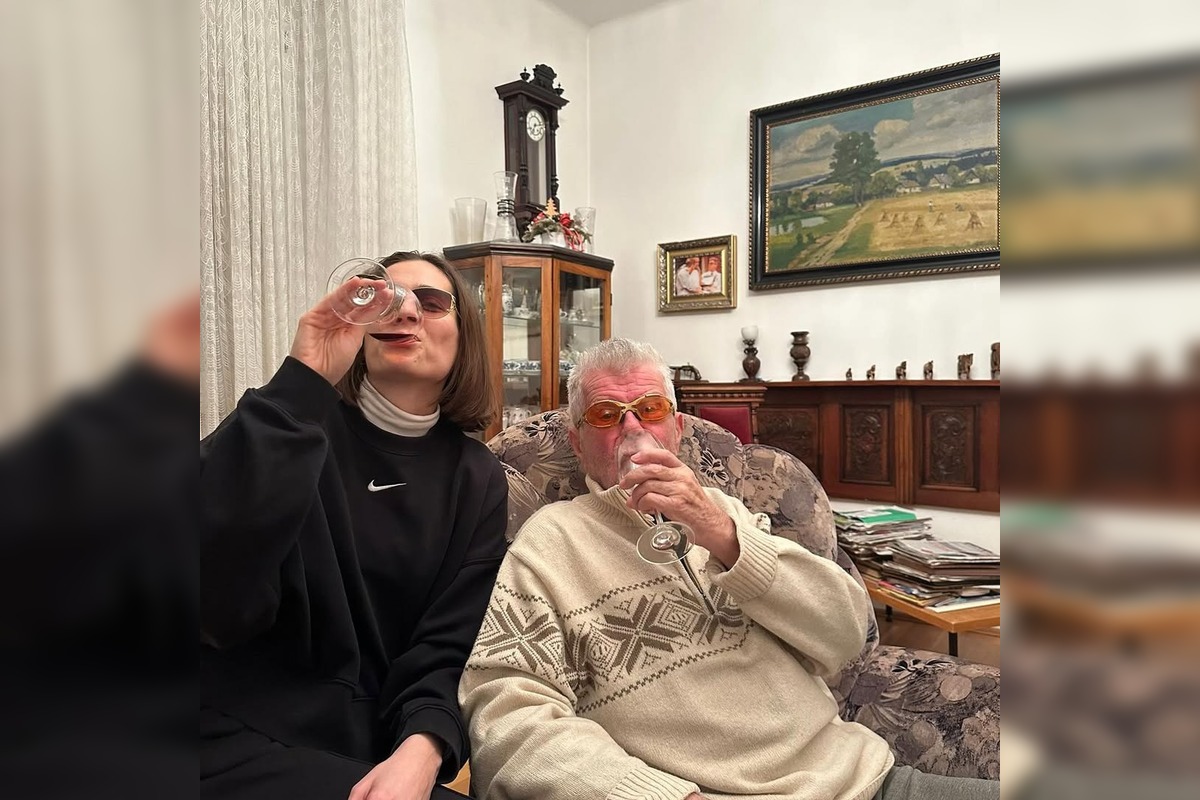 FOTO: Lucia Hlaváčková so svojím dedkom Oldom Hlaváčkom, foto 5