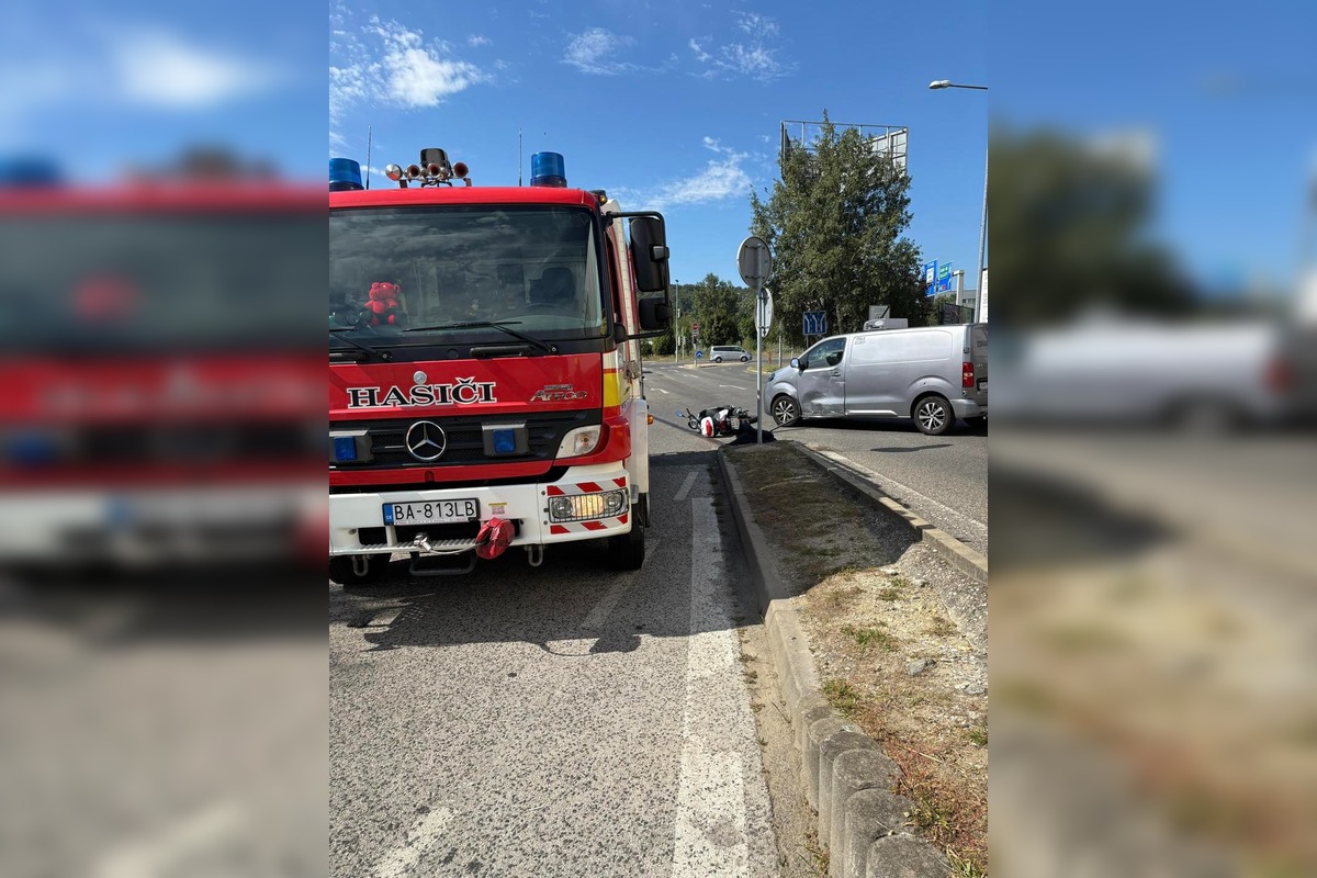 FOTO: Nehoda motorky a dodávky na Lamačskej ceste, foto 1