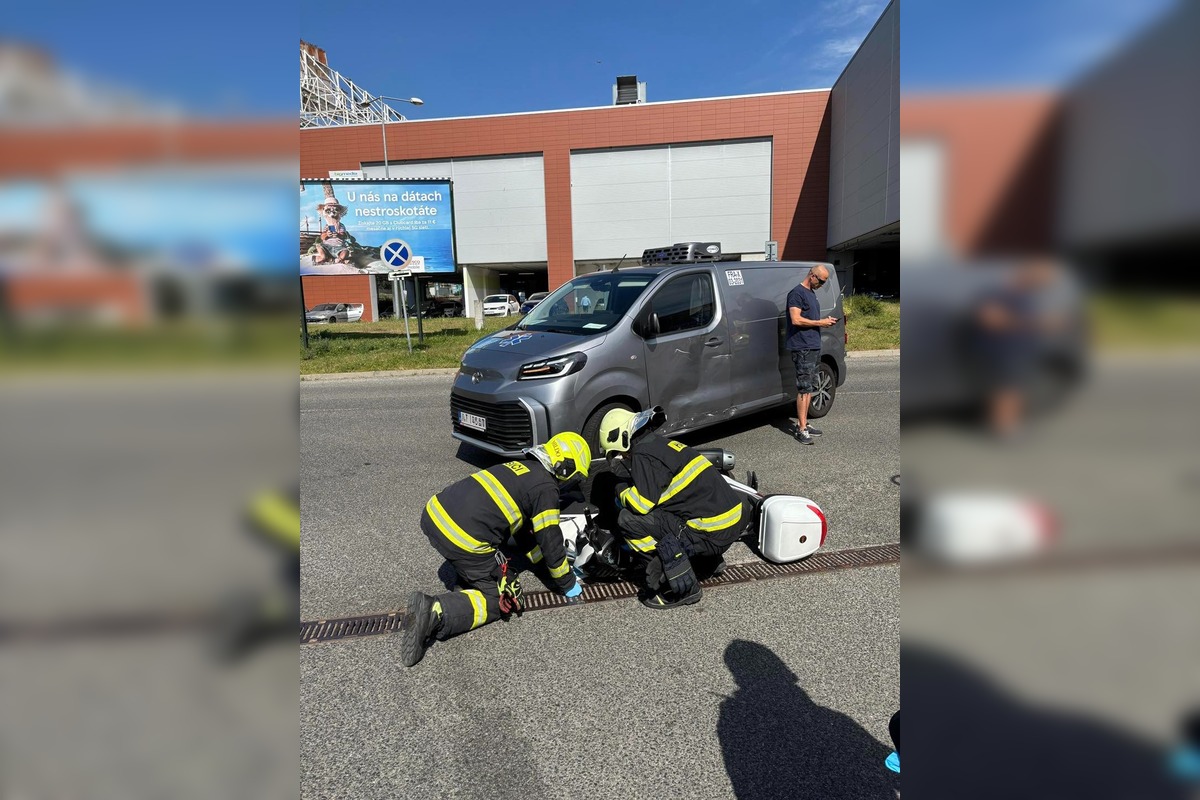 FOTO: Nehoda motorky a dodávky na Lamačskej ceste, foto 2