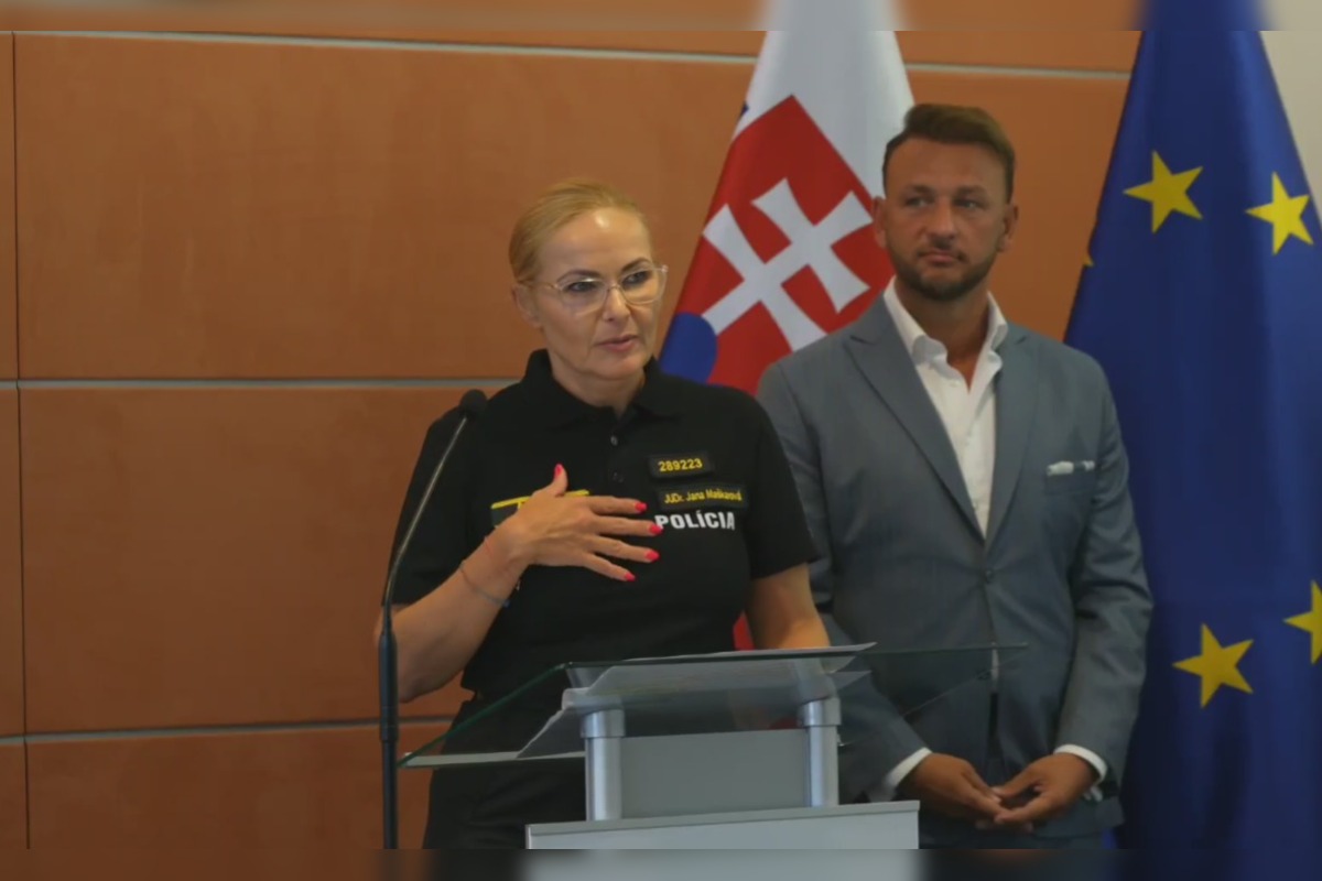 FOTO: Policajná prezidentka odpadla na tlačovej konferencii, foto 1