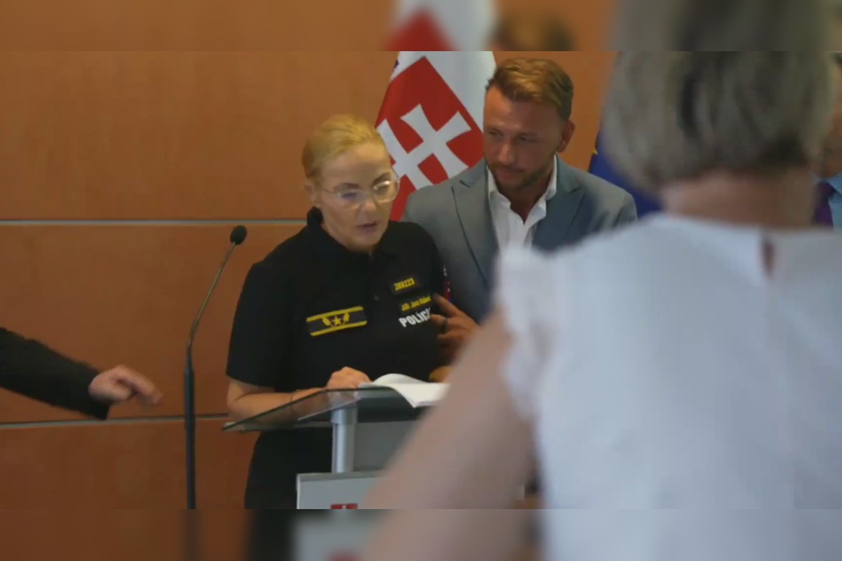 FOTO: Policajná prezidentka odpadla na tlačovej konferencii, foto 2