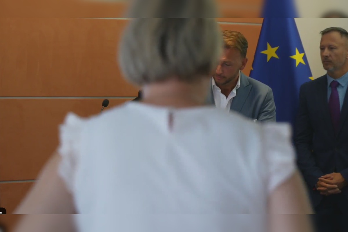 FOTO: Policajná prezidentka odpadla na tlačovej konferencii, foto 3