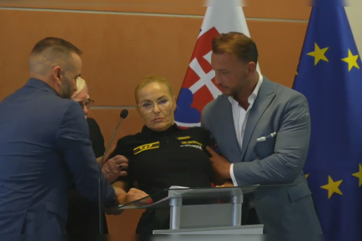 FOTO: Policajná prezidentka odpadla na tlačovej konferencii, foto 4