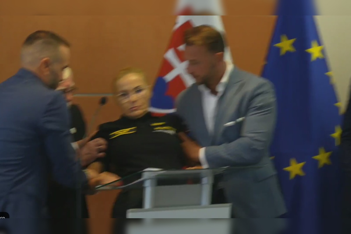 FOTO: Policajná prezidentka odpadla na tlačovej konferencii, foto 5