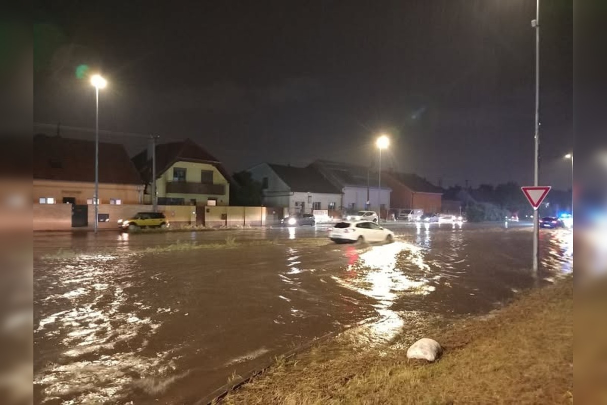 FOTO: Bratislavu poťapil hustý dážď, niektoré ulice zostali neprejazdné , foto 2