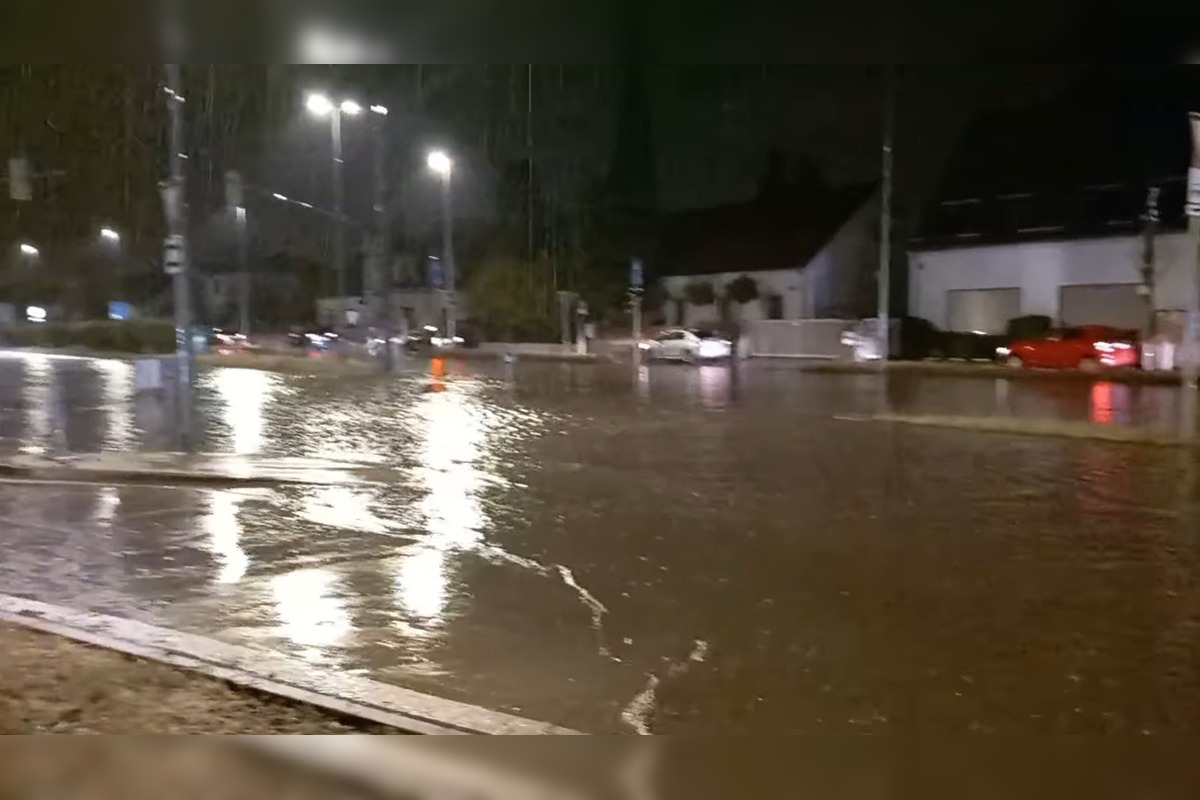 FOTO: Bratislavu poťapil hustý dážď, niektoré ulice zostali neprejazdné , foto 4