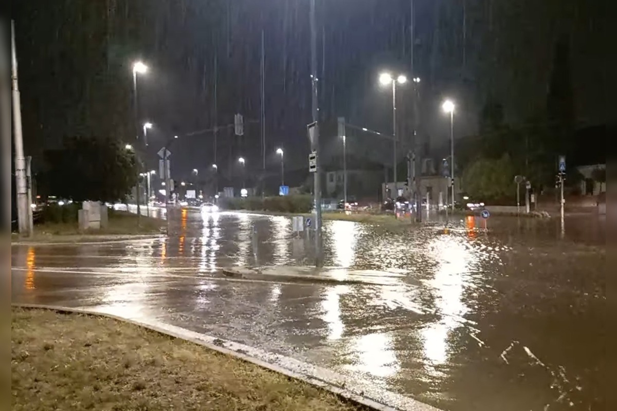 FOTO: Bratislavu poťapil hustý dážď, niektoré ulice zostali neprejazdné , foto 5