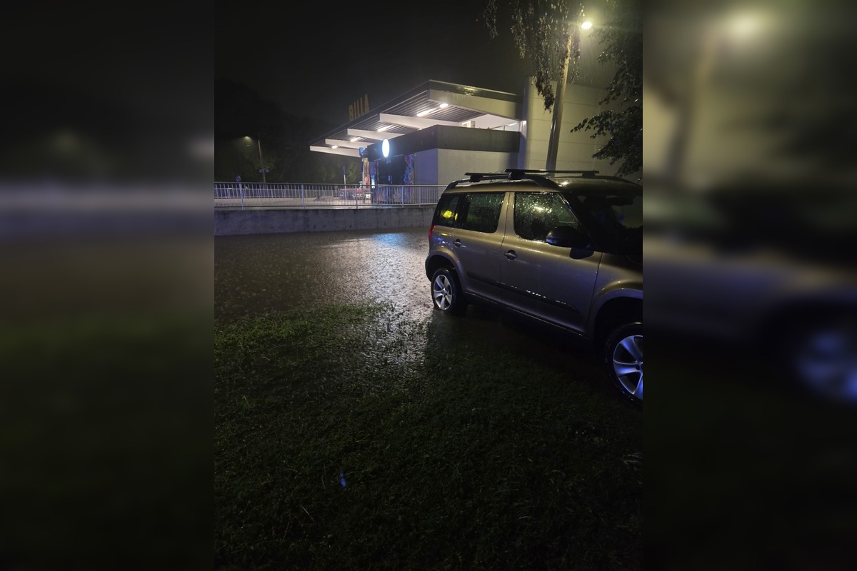 FOTO: Bratislavu poťapil hustý dážď, niektoré ulice zostali neprejazdné , foto 8