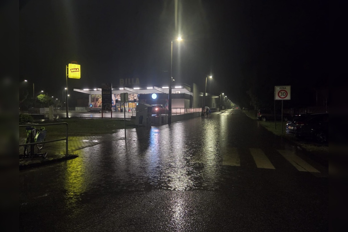 FOTO: Bratislavu poťapil hustý dážď, niektoré ulice zostali neprejazdné , foto 9