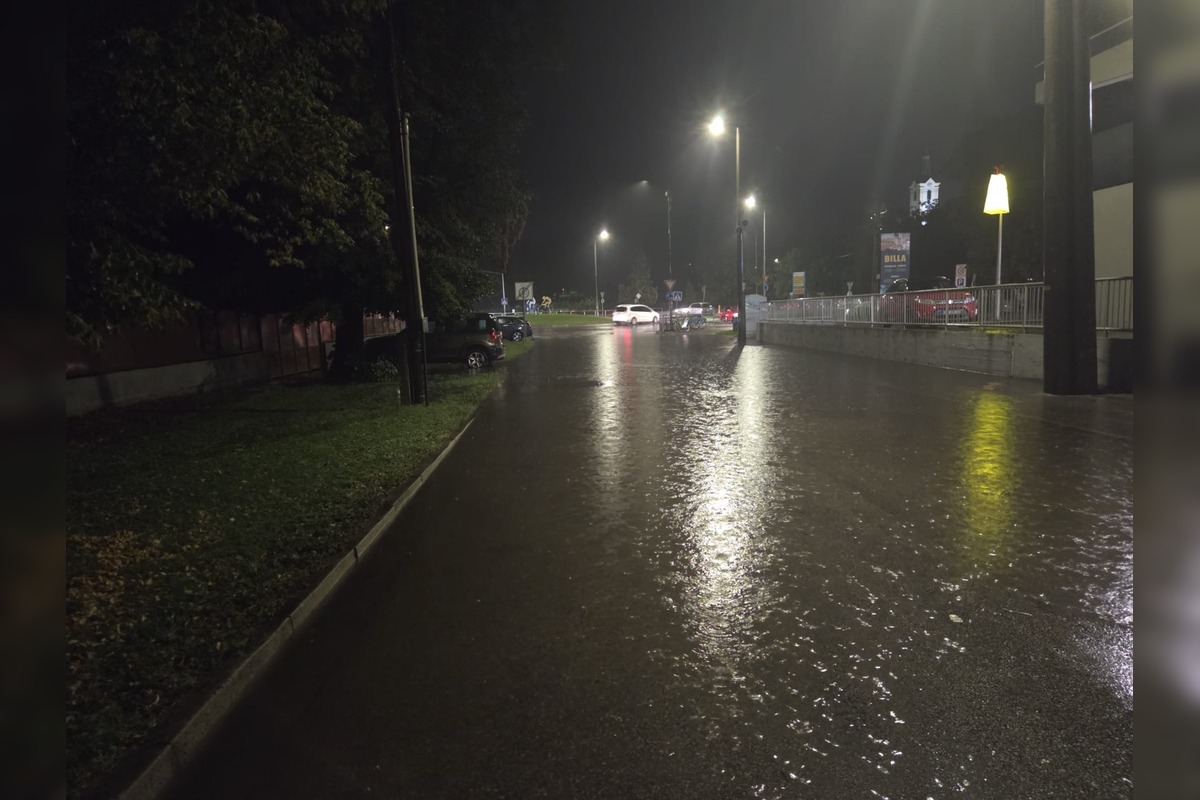 FOTO: Bratislavu poťapil hustý dážď, niektoré ulice zostali neprejazdné , foto 10