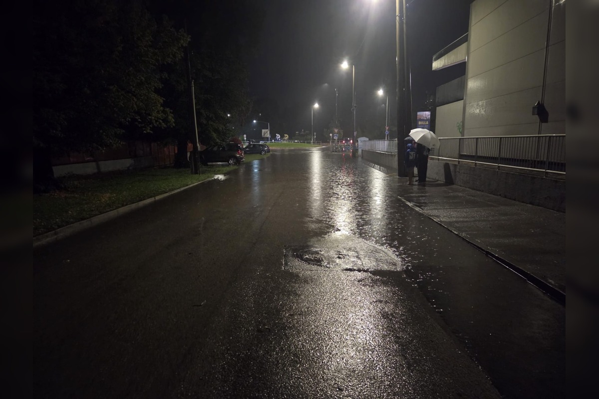 FOTO: Bratislavu poťapil hustý dážď, niektoré ulice zostali neprejazdné , foto 11