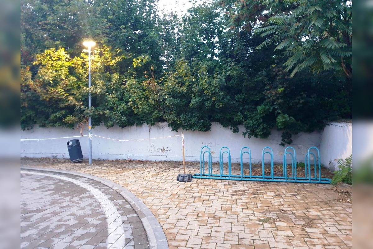 FOTO: Stromy v Senci prekrývajú solárne panely na cykloúschovni, foto 2