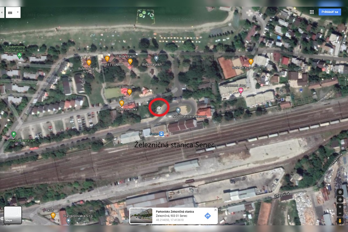 FOTO: Stromy v Senci prekrývajú solárne panely na cykloúschovni, foto 3