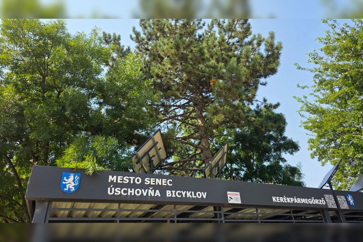 FOTO: Stromy v Senci prekrývajú solárne panely na cykloúschovni, foto 5
