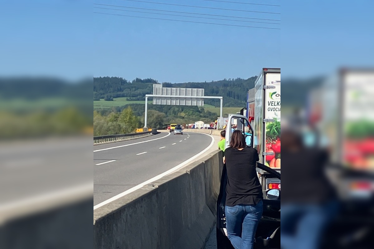 FOTO: Vážna nehoda kamióna a cestárov na diaľnici, foto 1