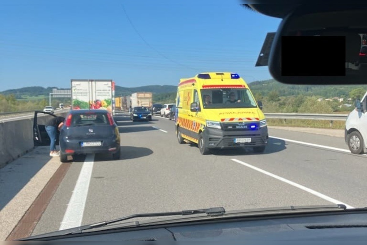 FOTO: Vážna nehoda kamióna a cestárov na diaľnici, foto 2