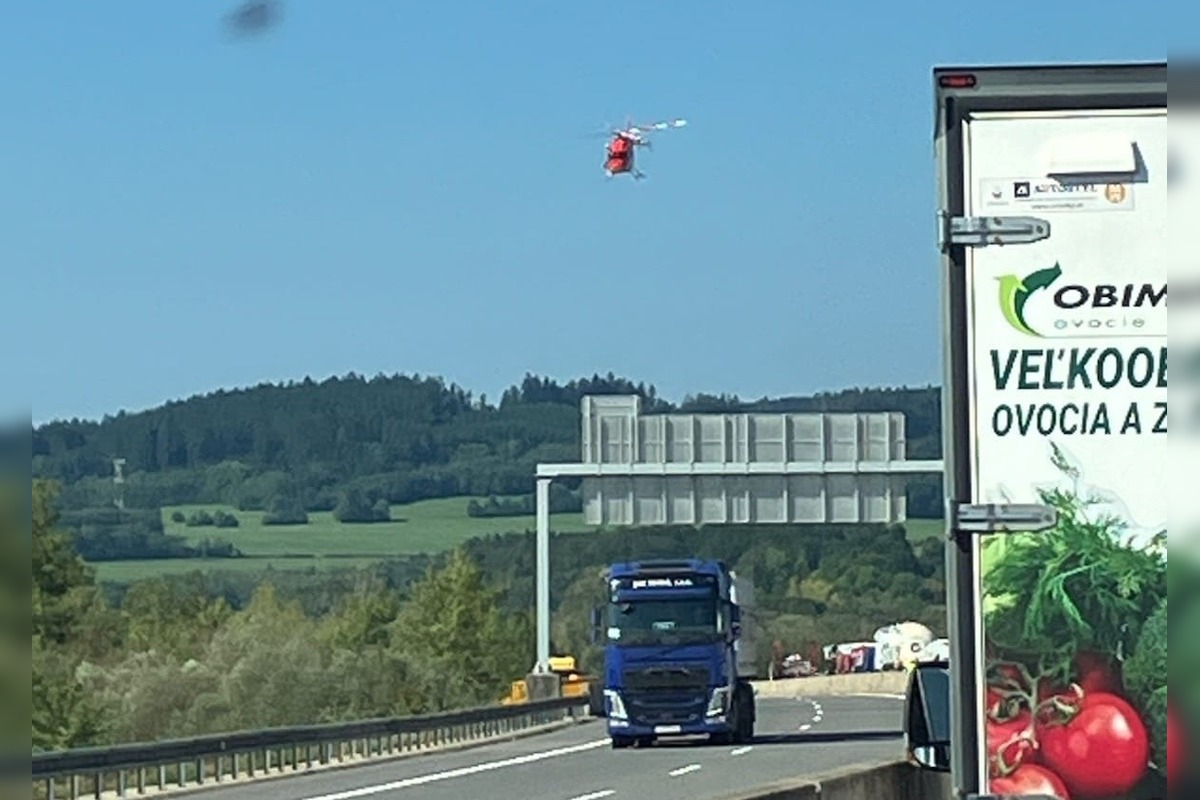 FOTO: Vážna nehoda kamióna a cestárov na diaľnici, foto 3