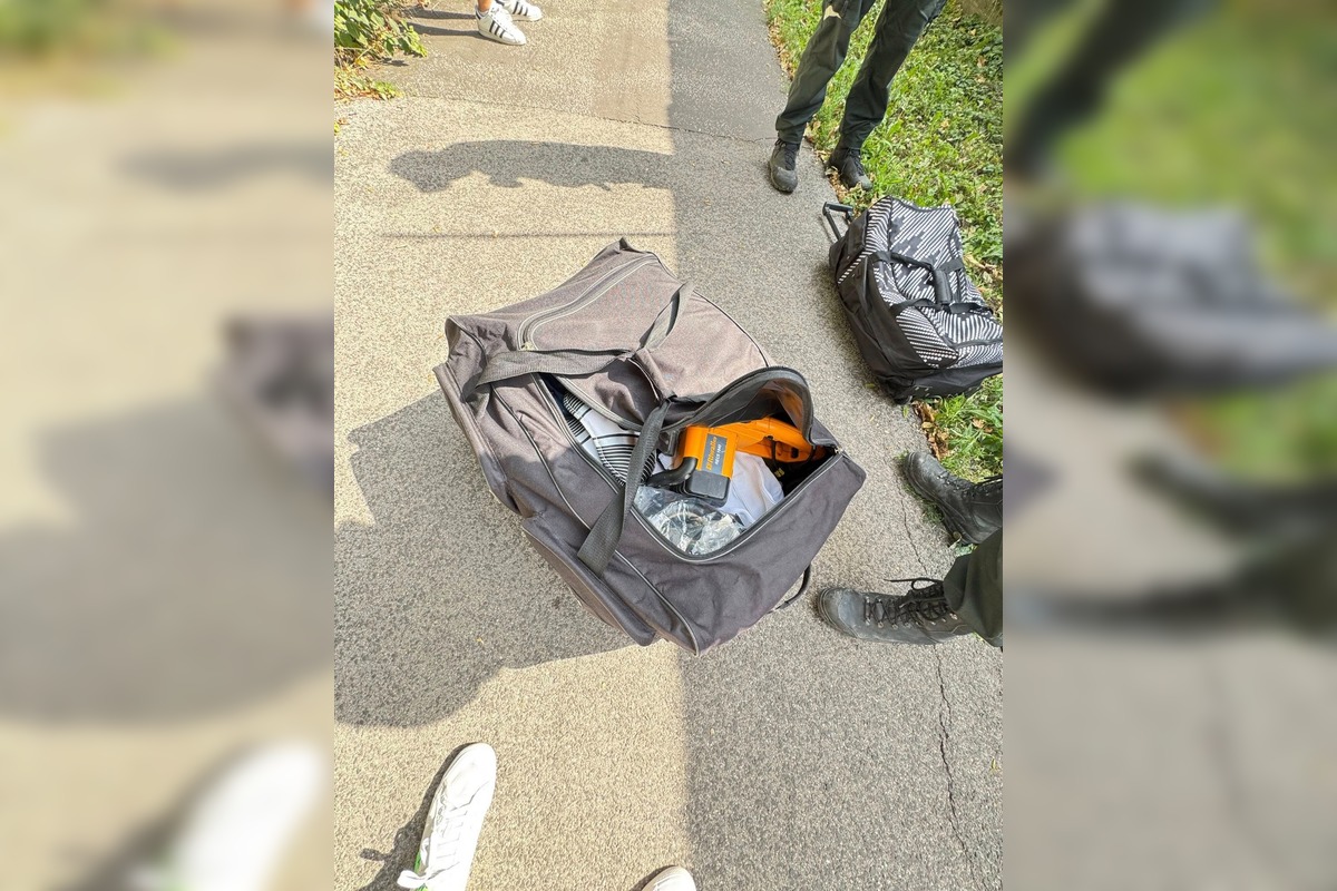 FOTO: Muž chytil zlodeja s taškami plnými lupu, foto 5