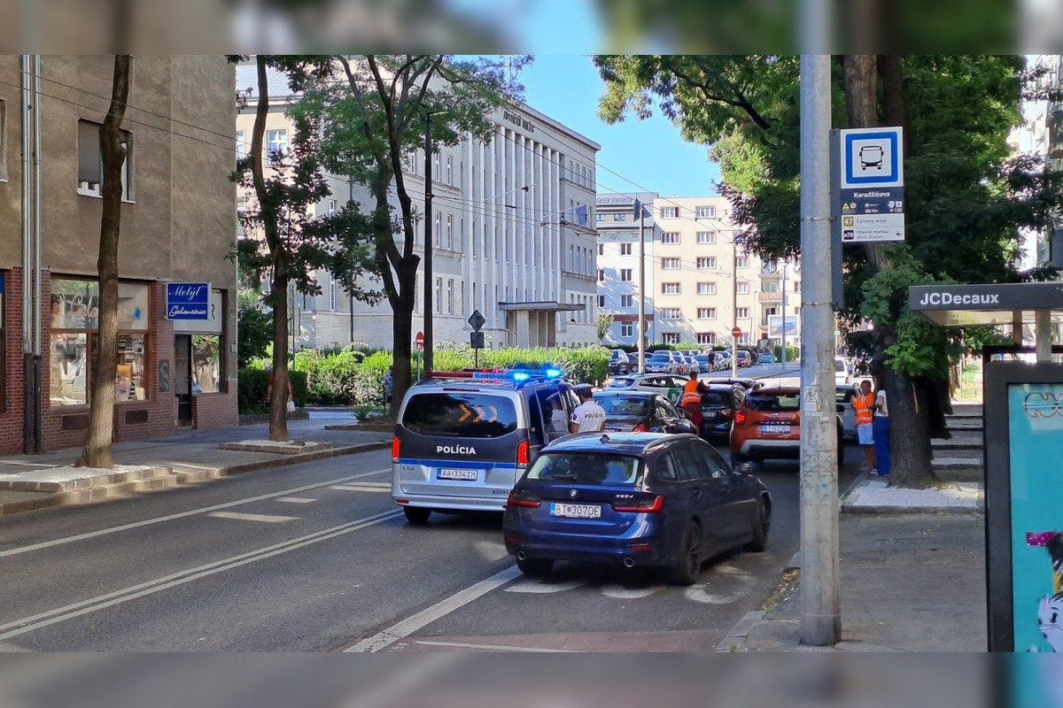FOTO: Nehoda troch áut pri Justičnom paláci, foto 3