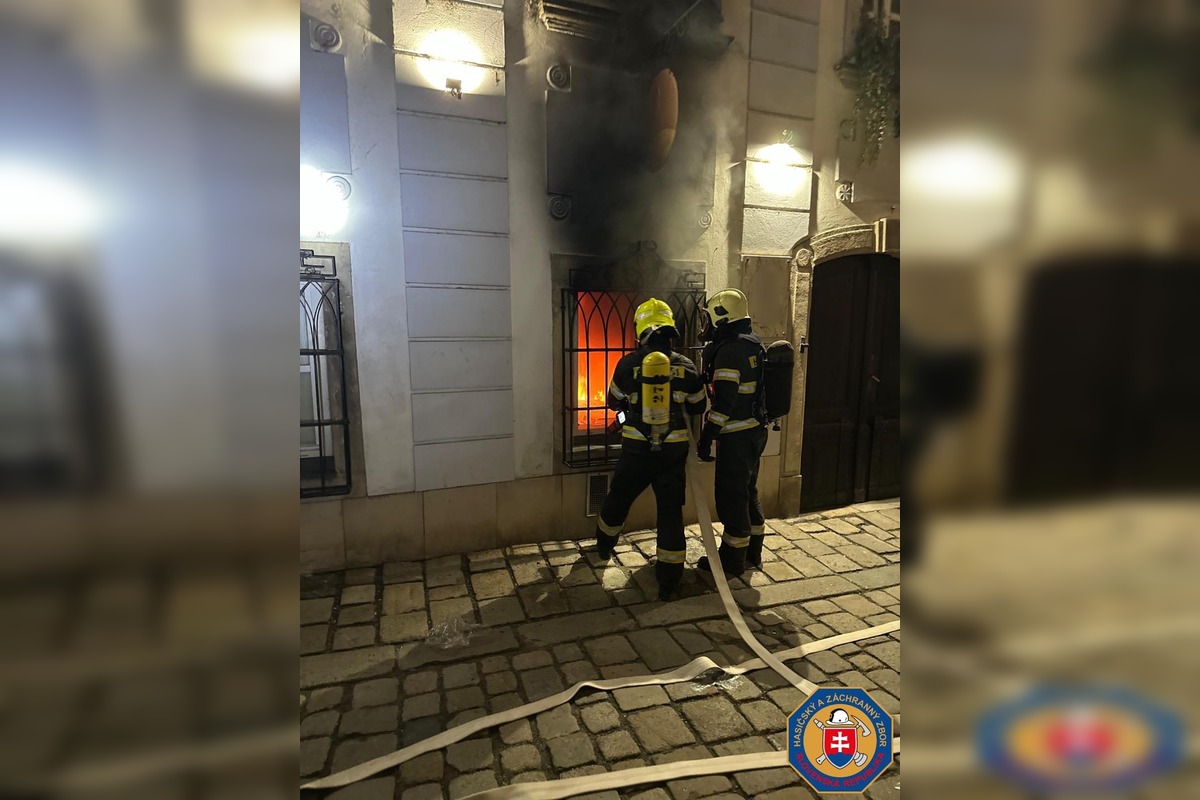 FOTO: Požiar na Baštovej ulici v Starom Meste, foto 3