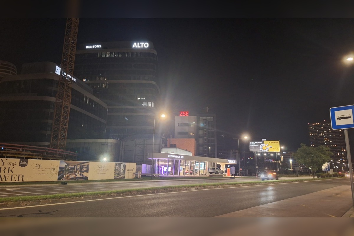 FOTO: Miesto nálezu leteckej bomby stráži polícia, foto 1