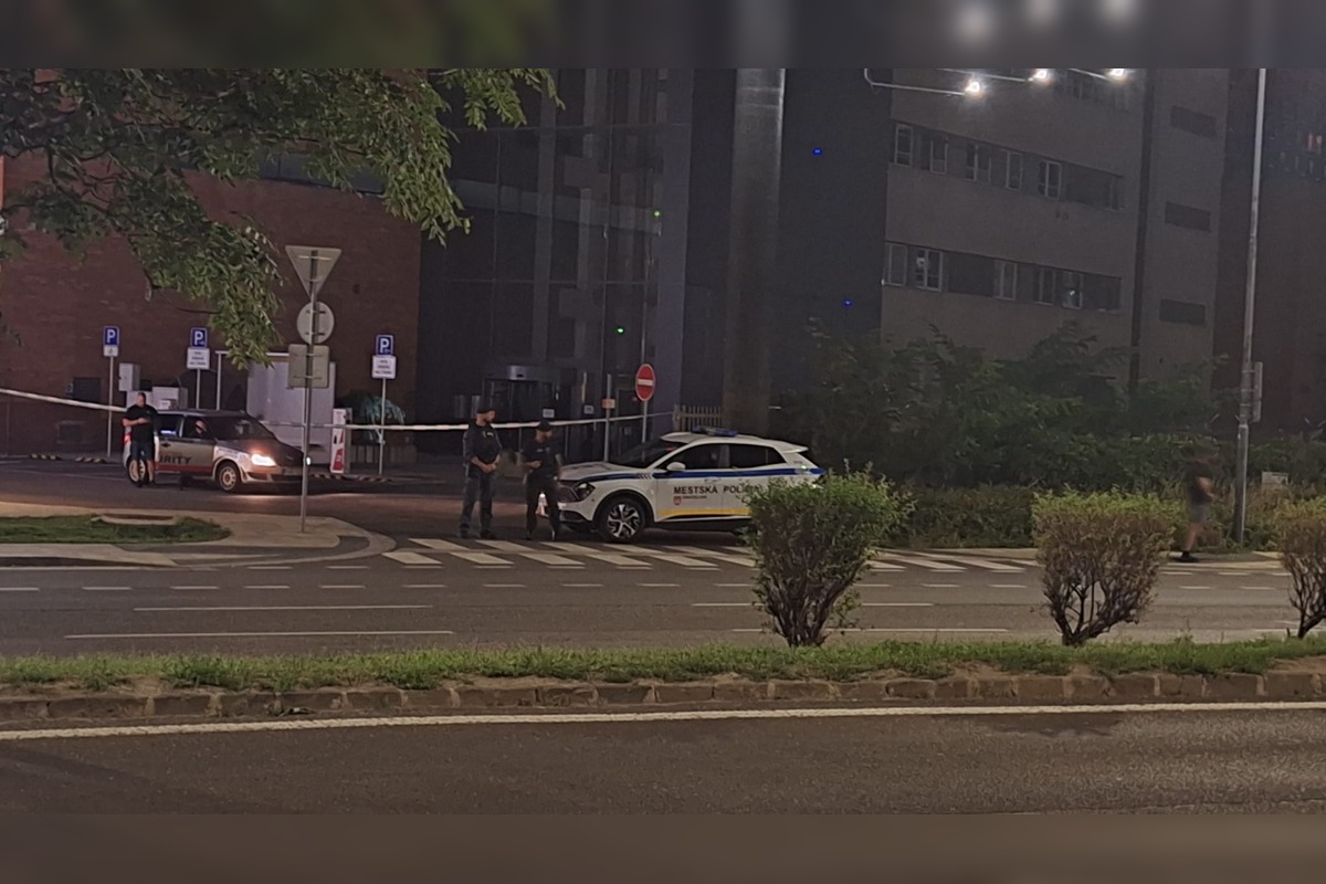 FOTO: Miesto nálezu leteckej bomby stráži polícia, foto 2