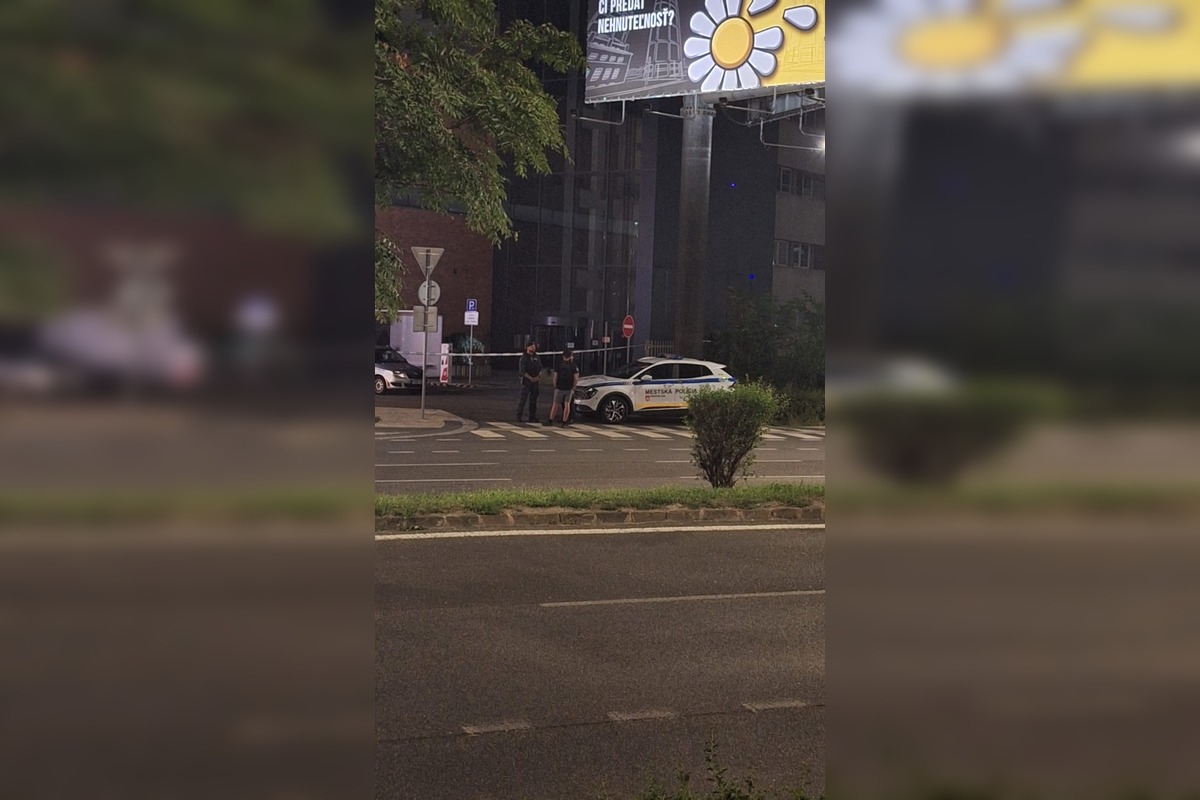 FOTO: Miesto nálezu leteckej bomby stráži polícia, foto 4