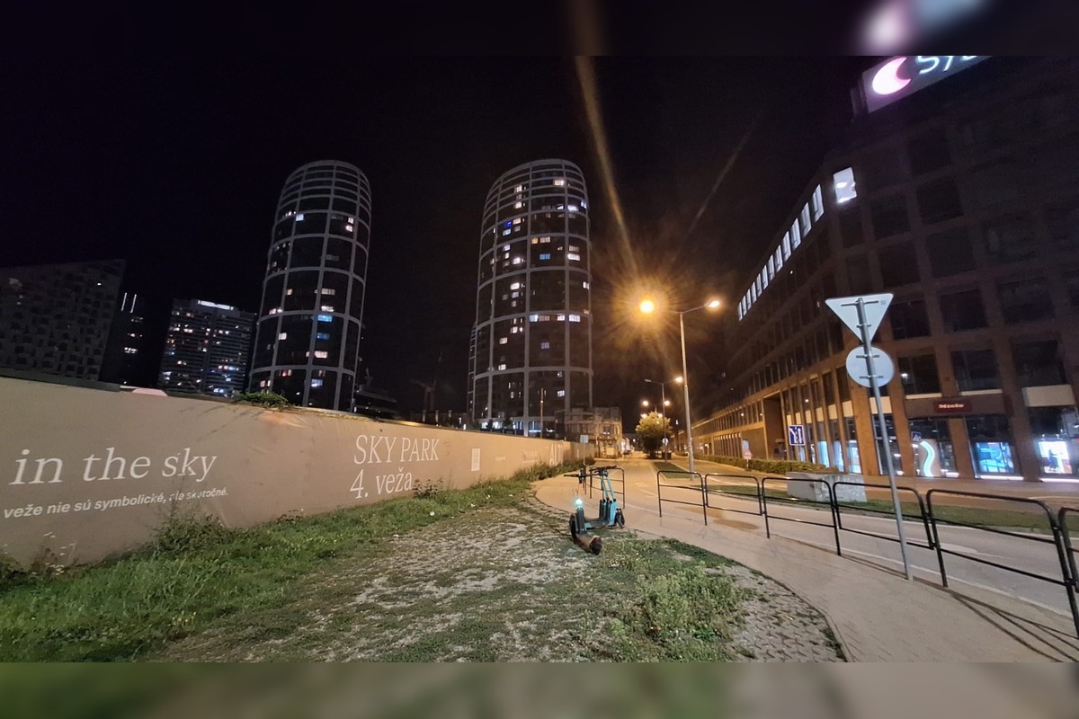 FOTO: Miesto nálezu leteckej bomby stráži polícia, foto 6