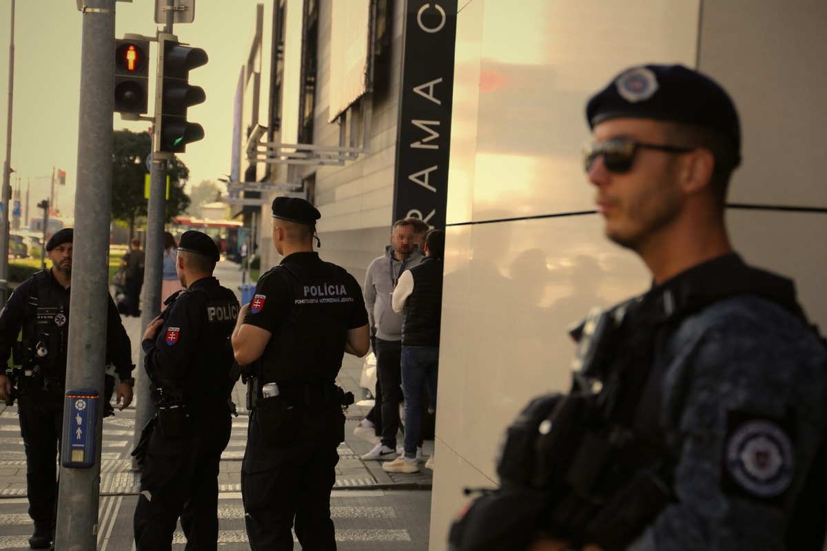 FOTO: Bomba v Skyparku na Nivách, foto 1