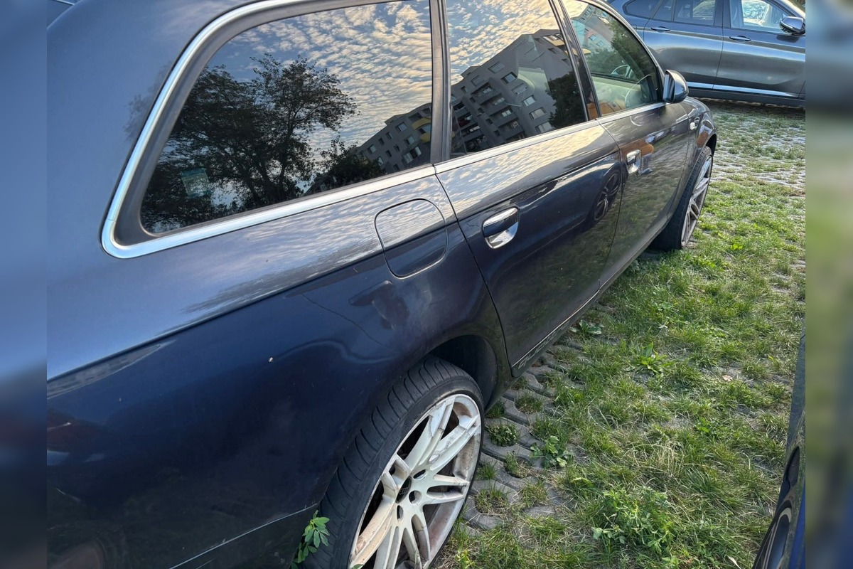 FOTO: Bizarná krádež v Karlovej Vsi: Vodičke odcudzili kolesá na aute, foto 1