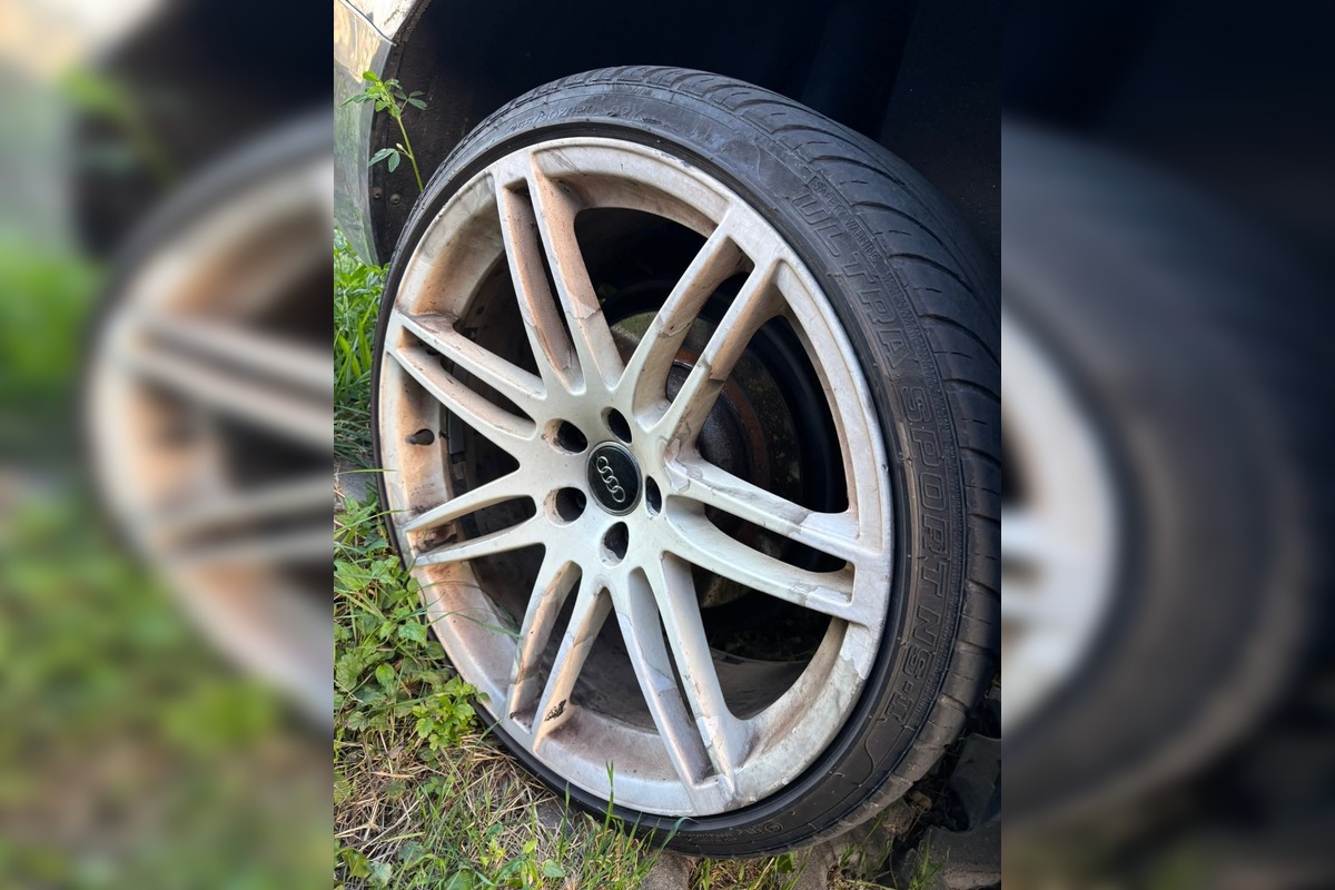 FOTO: Bizarná krádež v Karlovej Vsi: Vodičke odcudzili kolesá na aute, foto 2