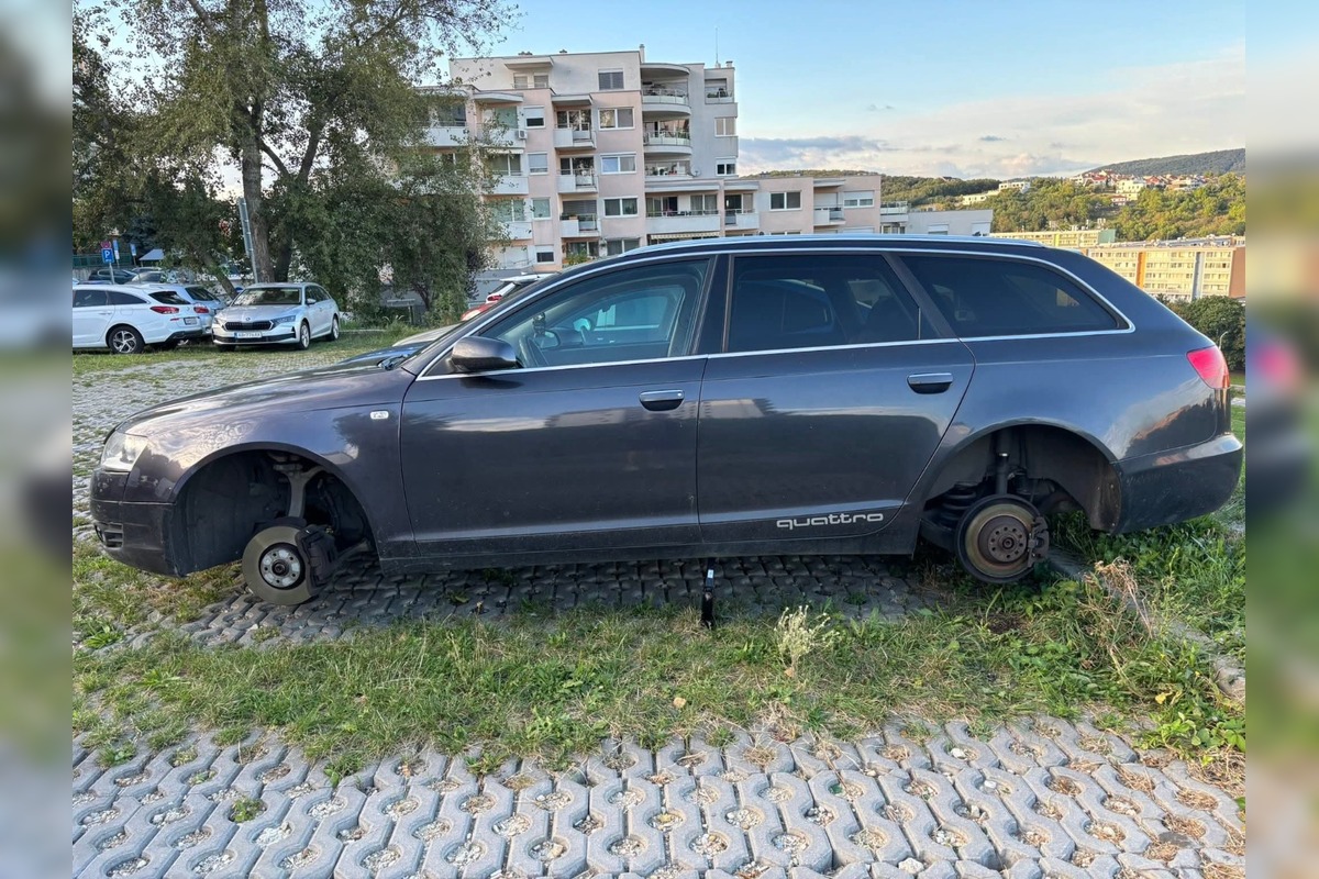 FOTO: Bizarná krádež v Karlovej Vsi: Vodičke odcudzili kolesá na aute, foto 3