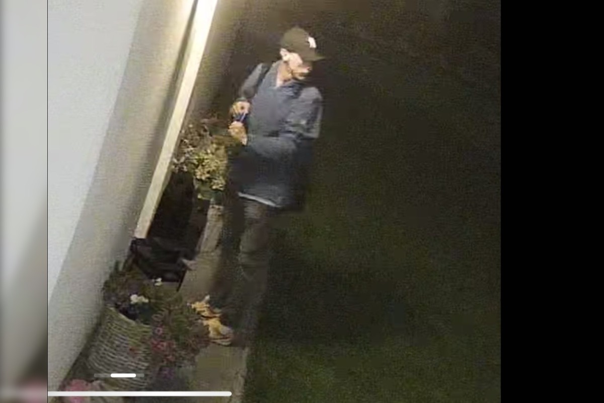 FOTO: Neznámy páchateľ vyčíňal za hranicami, rodine zo Slovenska odcudzil auto, foto 2