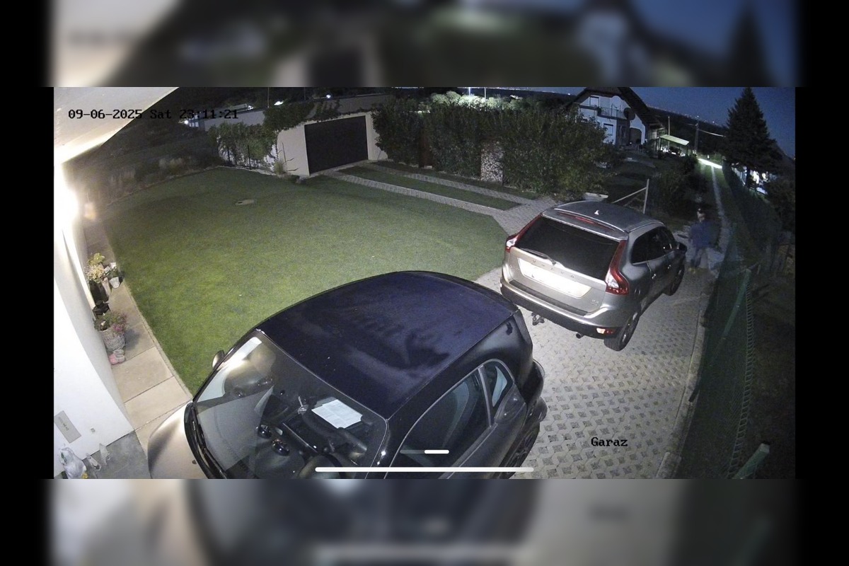 FOTO: Neznámy páchateľ vyčíňal za hranicami, rodine zo Slovenska odcudzil auto, foto 3