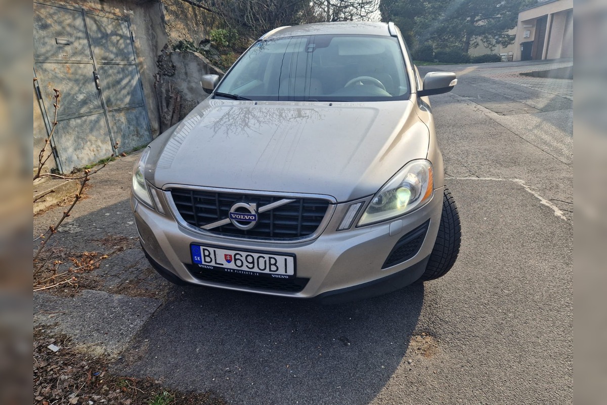 FOTO: Neznámy páchateľ vyčíňal za hranicami, rodine zo Slovenska odcudzil auto, foto 4