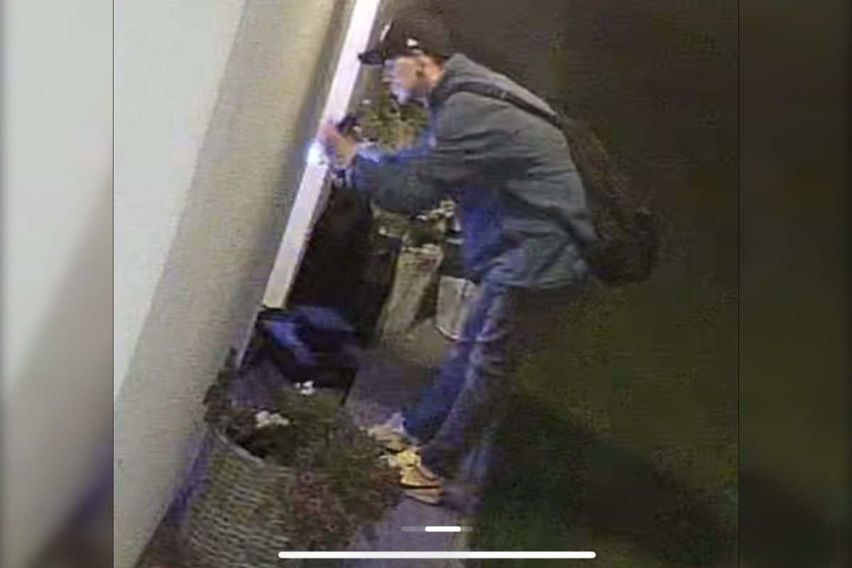 FOTO: Neznámy páchateľ vyčíňal za hranicami, rodine zo Slovenska odcudzil auto, foto 5