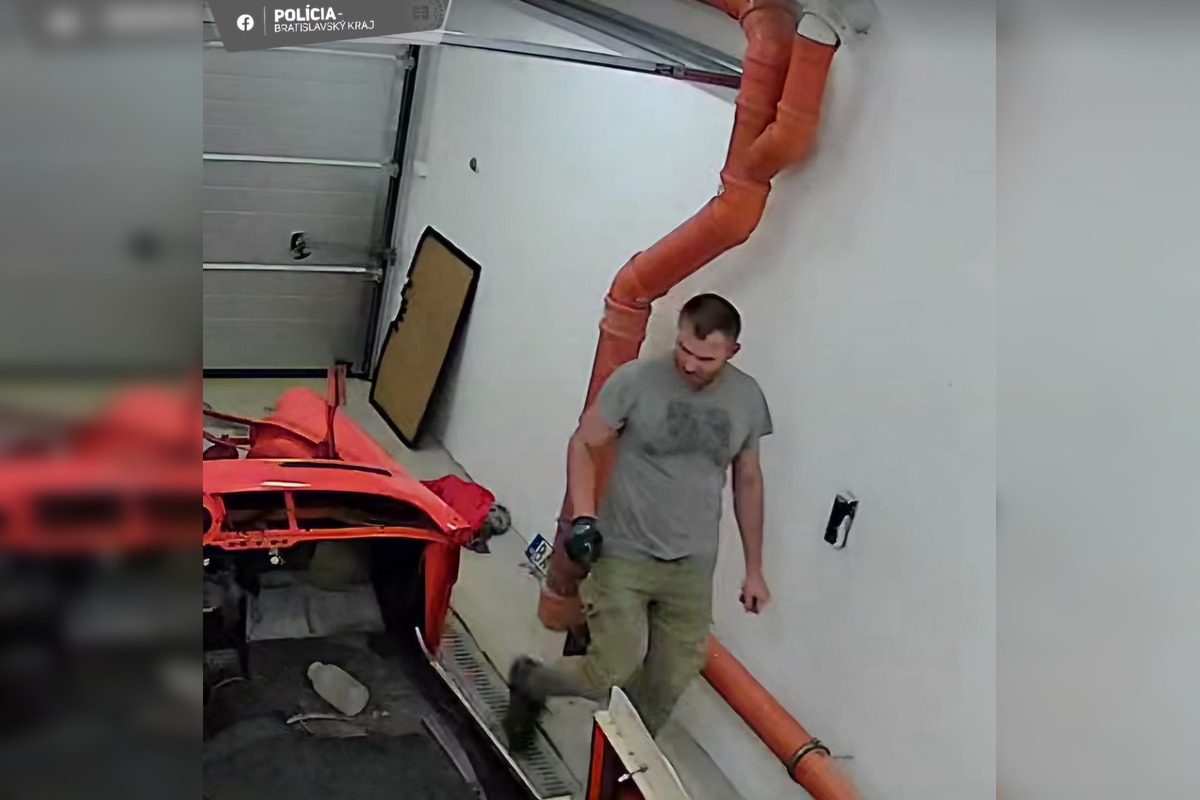 FOTO: Spoznávate muža na fotografiách? Polícii by mohol objasniť krádež v Starom Meste, foto 1