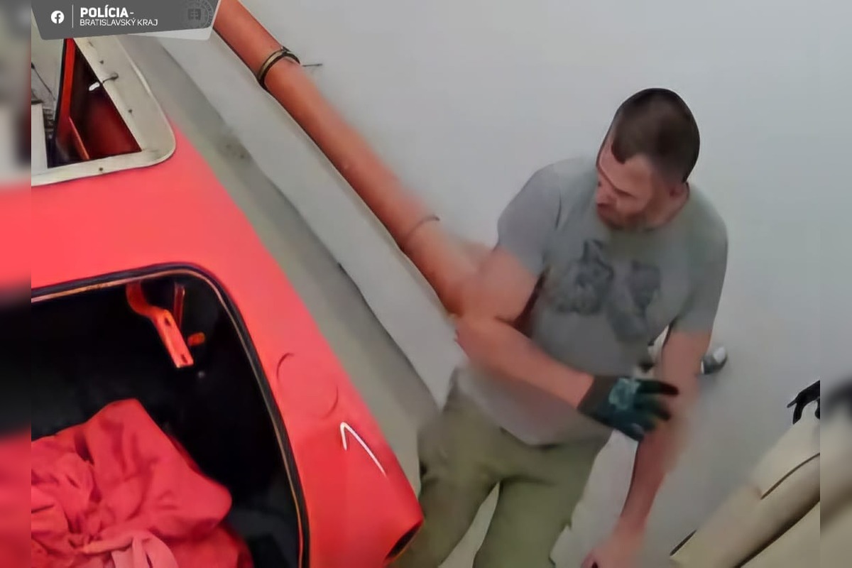 FOTO: Spoznávate muža na fotografiách? Polícii by mohol objasniť krádež v Starom Meste, foto 2