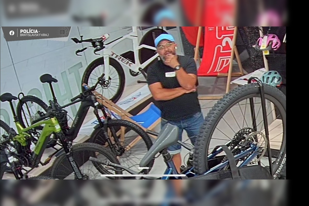 FOTO: Polícia pátra po mužovi na fotografiách, objasniť by mohol krádež v obchodnom centre v Bratislave, foto 3