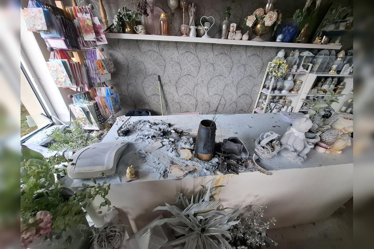 FOTO: Výbuch v Malinove zdemoloval dvere a okná miestneho kvetinárstva , foto 1