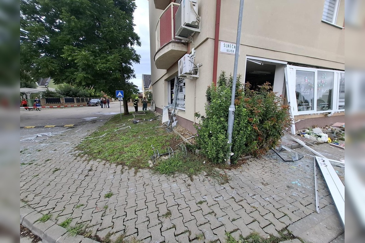 FOTO: Výbuch v Malinove zdemoloval dvere a okná miestneho kvetinárstva , foto 2