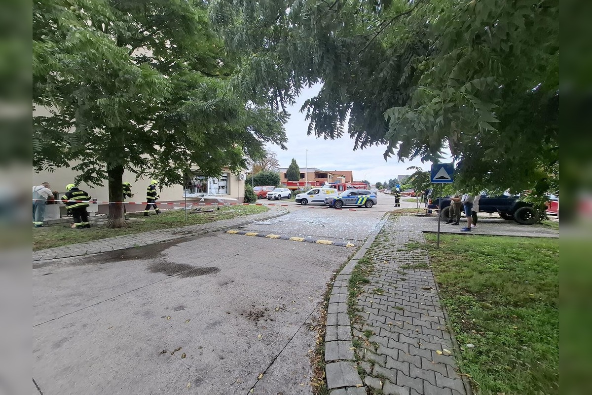 FOTO: Výbuch v Malinove zdemoloval dvere a okná miestneho kvetinárstva , foto 3