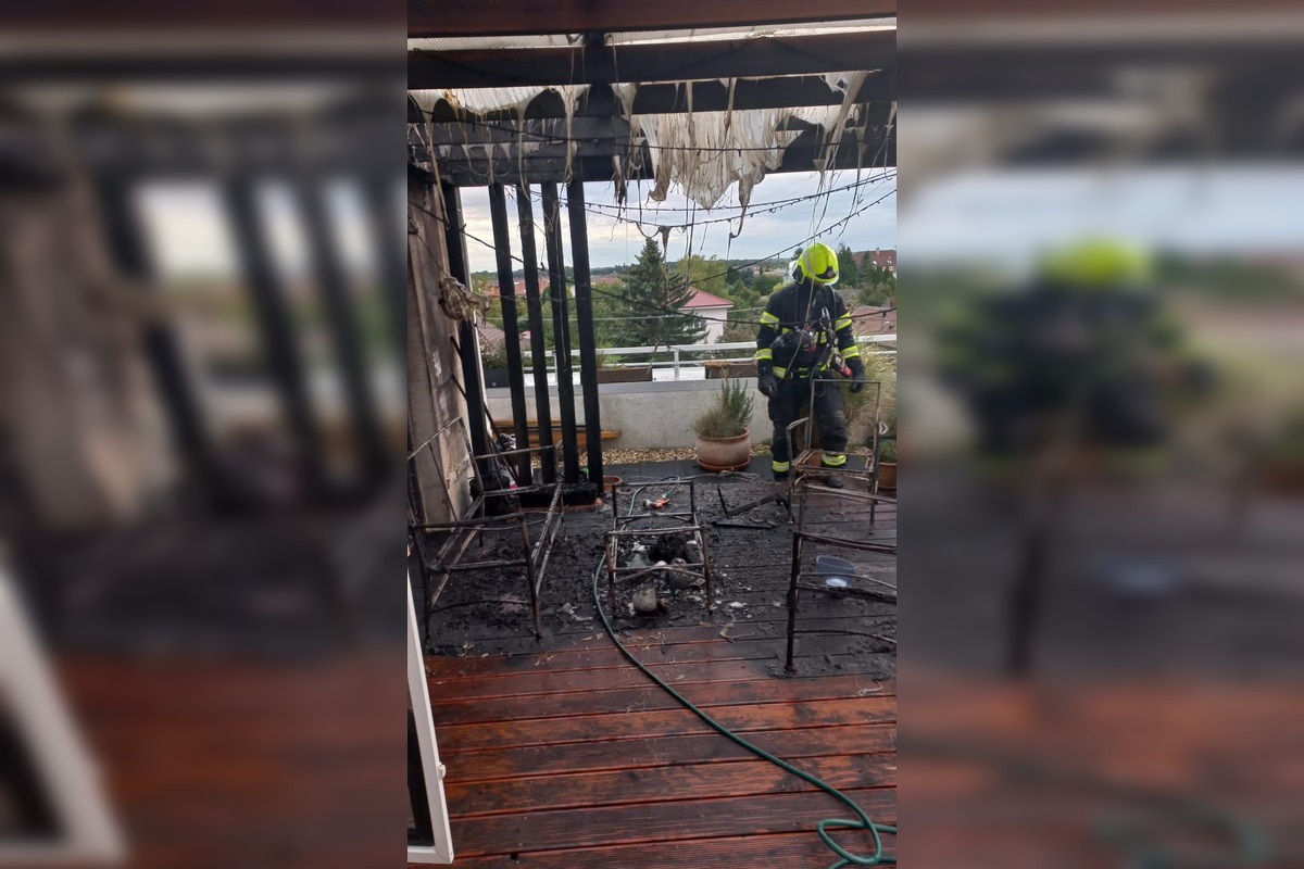 FOTO: Požiar altánku v Rovinke, foto 5