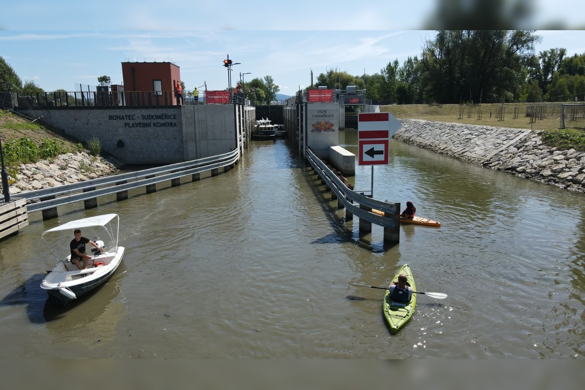 FOTO: Historický míľnik, Baťov kanál vedie po novom až do Hodonína, foto 6