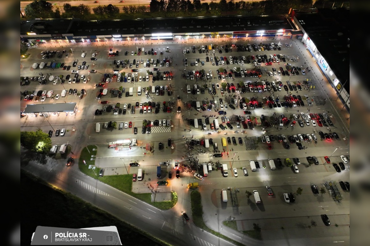 FOTO: Bratislavskí policajti si posvietili na vodičov počas nočného tuningového zrazu, foto 1
