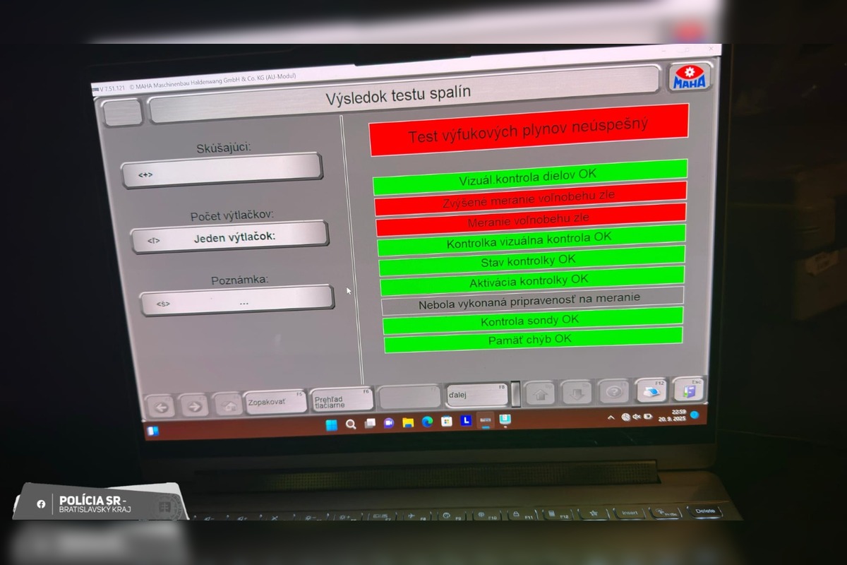 FOTO: Bratislavskí policajti si posvietili na vodičov počas nočného tuningového zrazu, foto 2