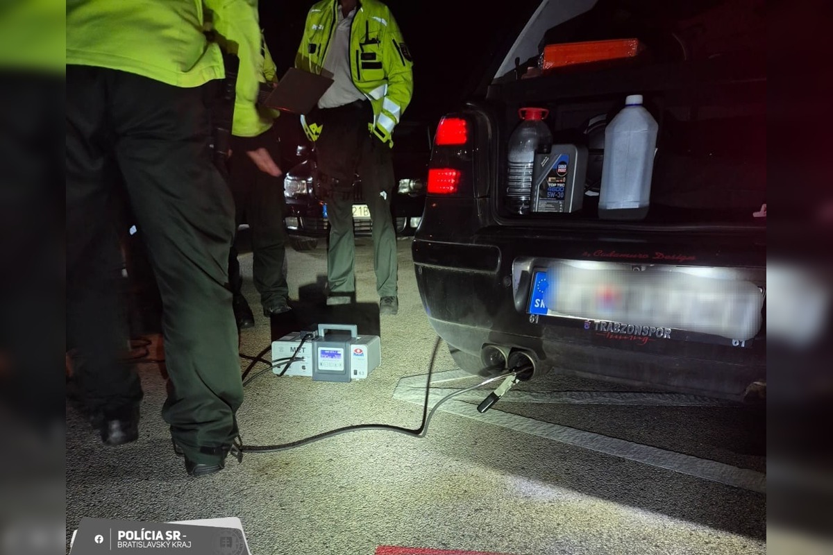 FOTO: Bratislavskí policajti si posvietili na vodičov počas nočného tuningového zrazu, foto 3