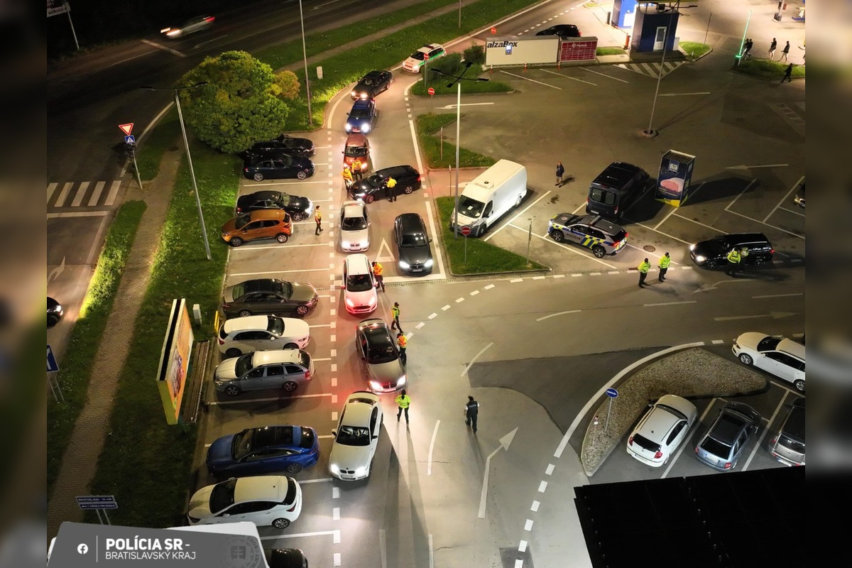 FOTO: Bratislavskí policajti si posvietili na vodičov počas nočného tuningového zrazu, foto 4