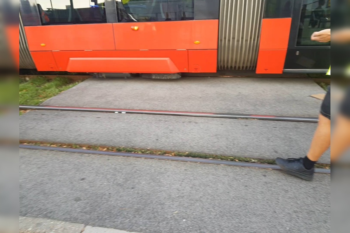 FOTO: V Novom Meste zrazila električka chodca, foto 1