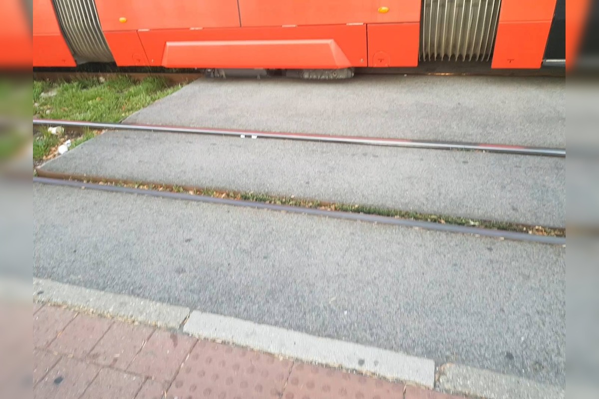 FOTO: V Novom Meste zrazila električka chodca, foto 2